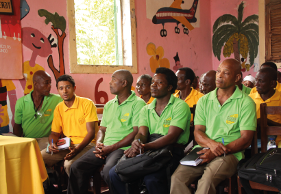 Groupe-producteurs-en-reunion-avec-kaoka-dans-une-ecole-de-saotome