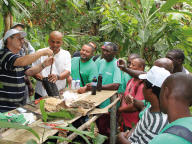 André-deberdt-réunit-les-producteurs-à-saotomé