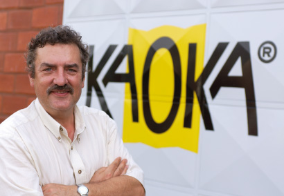 André-deberdt-devant-le-logo-kaoka-affiché-sur-une-porte