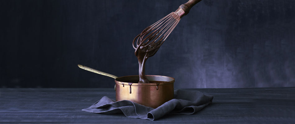 Du chocolat fondu dans une casserole en fonte