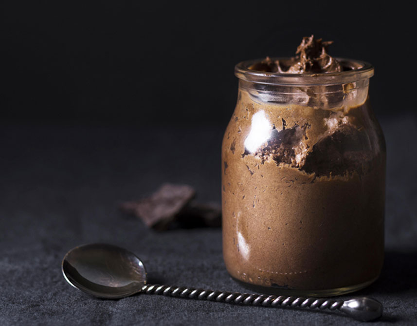 Photo de mousse au chocolat dans un pot en verre