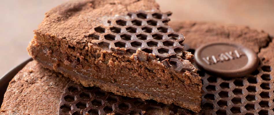Photo d'une part de gâteau basque au chocolat kaoka