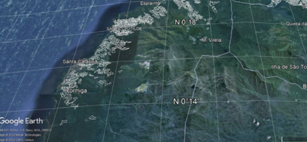 Extrait d’une image satellite sur laquelle sont appliqués les périmètres cartographiés des plantations de nos partenaires producteurs à São Tomé