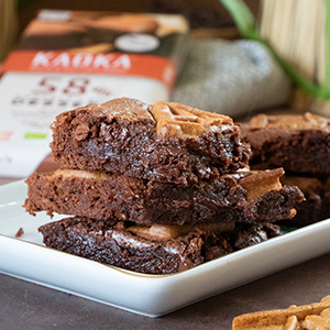 parts de brownies au chocolat et aux éclats de speculoos