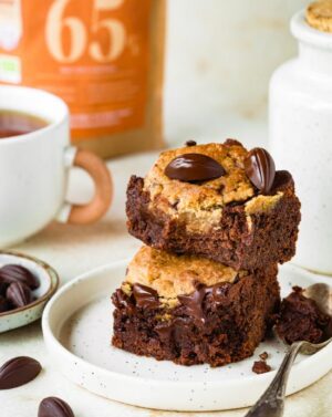 Deux parts de brookies dans une assiette blanche avec une tasse de thé