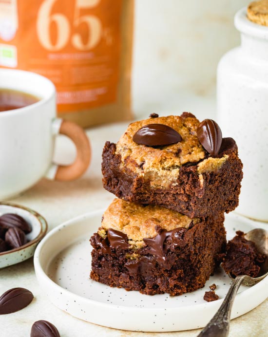 Deux parts de brookies dans une assiette blanche avec une tasse de thé