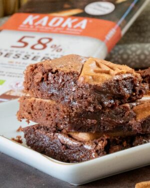 Parts de brownies au chocolat et spéculoos dans une assiette