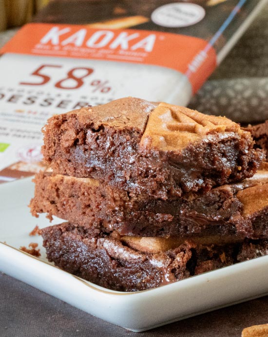 Parts de brownies au chocolat et spéculoos dans une assiette