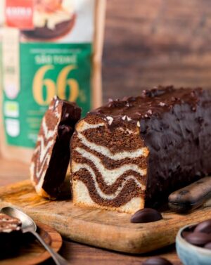 cake marbré avec un glaçage rocher au chocolat coupé sur une planche en bois