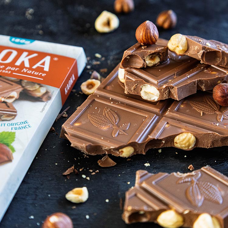 Épais carreaux de chocolat au lait gourmand aux noisettes entières bio et équitable de la marque Kaoka
