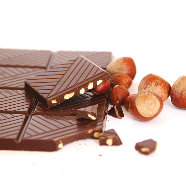 Carrés de chocolat noir aux éclats de noisettes caramélisés bio et équitable de la marque Kaoka