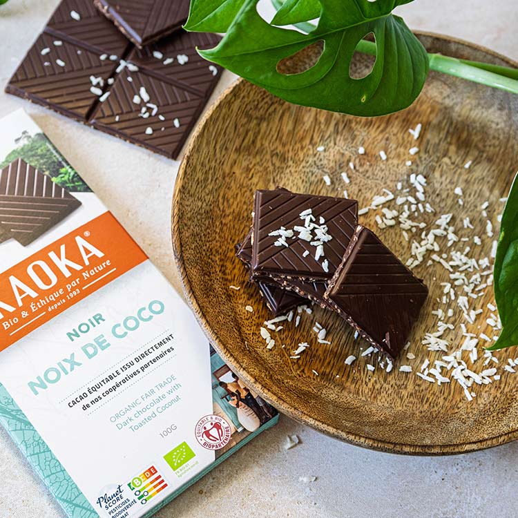 Carrés de chocolat noir et copeaux de noix de coco toastée bio et équitable de la marque Kaoka