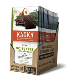 Carton complet de 17 tablettes de chocolat noir aux éclats de noisettes caramélisés bio équitable de la marque Kaoka