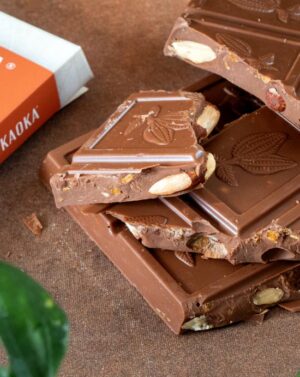 Zoom sur carrés de chocolat au lait gourmand aux amandes, caramel et fleur de sel