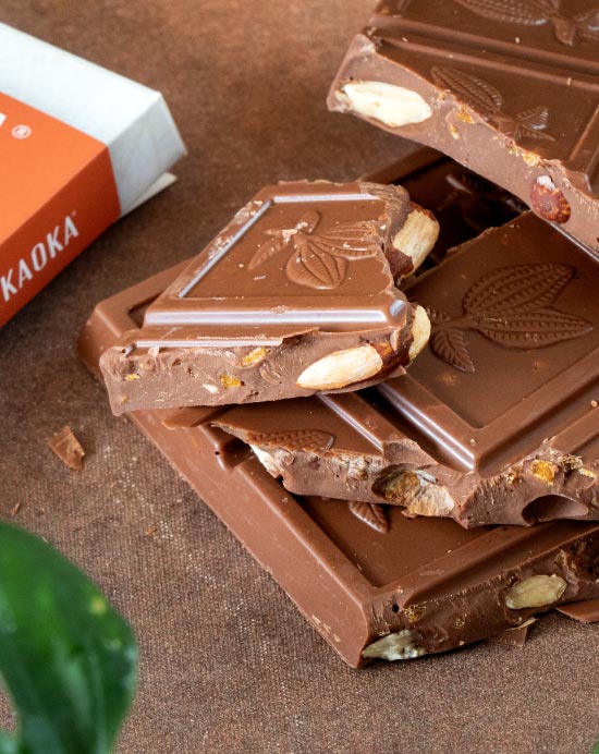 Zoom sur carrés de chocolat au lait gourmand aux amandes, caramel et fleur de sel