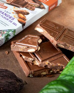 Carrés de chocolat au lait aux amandes, aux éclats de caramel et à la fleur de sel de la marque Kaoka