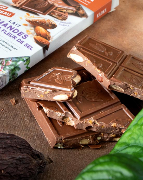 Carrés de chocolat au lait aux amandes, aux éclats de caramel et à la fleur de sel de la marque Kaoka