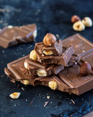 Pile carrés gourmand de chocolat au lait noisettes entières|Pile carrés gourmand de chocolat au lait noisettes entières