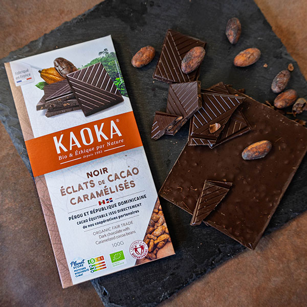 Tablette de chocolat noir 70% cacao aux éclats de cacao caramélisés de la marque Kaoka