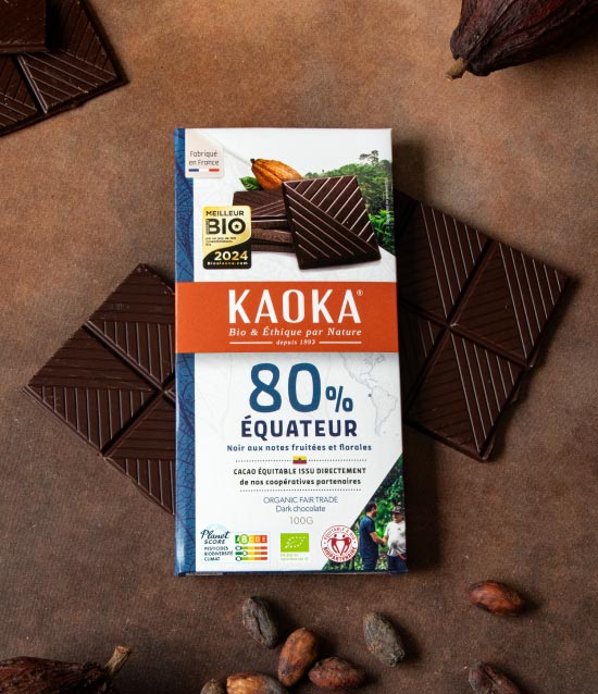 Photo de la tablette de chocolat noir 80% Equateur de Kaoka avec des cabosses, des fèves de cacao et des carrés de chocolat