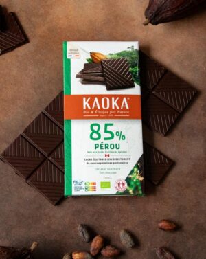 Photo de la tablette de chocolat noir 85% Pérou de Kaoka avec des cabosses, des fèves de cacao Trinitario et des carrés de chocolat|Photo de la tablette de chocolat noir 85% Pérou de Kaoka avec des cabosses, des fèves de cacao Trinitario et des carrés de chocolat