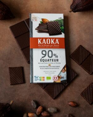 Photo de la tablette de chocolat noir 90% Equateur de Kaoka avec des cabosses, des fèves de cacao Nacional et des carrés de chocolat|Photo de la tablette de chocolat noir 90% Equateur de Kaoka avec des cabosses, des fèves de cacao Nacional et des carrés de chocolat