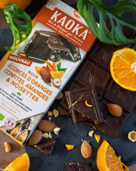 Carreaux épais de chocolat noir aux écorces d'orange confite, aux amandes et noisettes caramélisées de la marque Kaoka