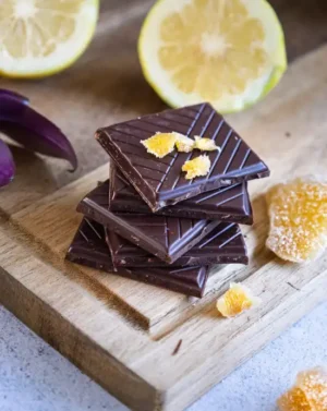 Pile de carreaux de chocolat noir au gingembre confit et à l'huile essentielle de citron
