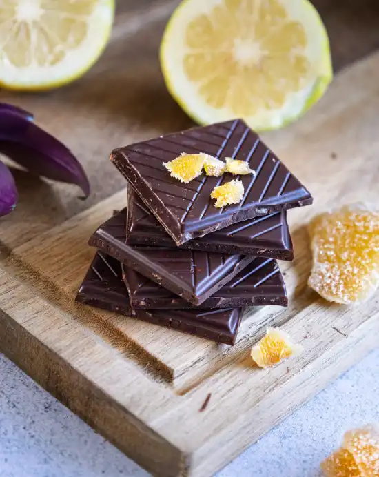 Pile de carreaux de chocolat noir au gingembre confit et à l'huile essentielle de citron