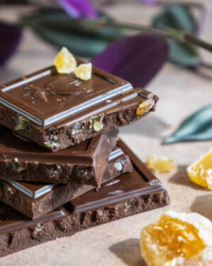 Pile de carreaux épais de chocolat noir au gingembre confit de la marque Kaoka