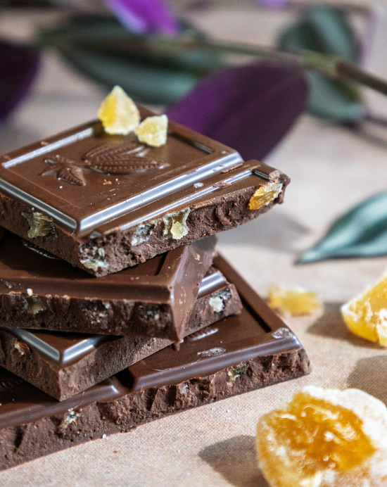Pile de carreaux épais de chocolat noir au gingembre confit de la marque Kaoka