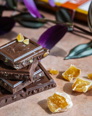 Pile de carreaux épais de chocolat noir au gingembre confit de la marque Kaoka