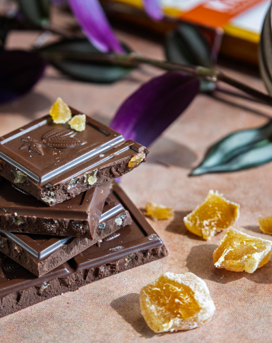 Pile de carreaux épais de chocolat noir au gingembre confit de la marque Kaoka