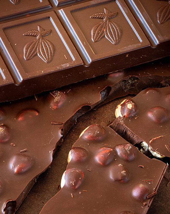 Une tablette épaisse de chocolat noir aux noisettes entières bio et équitable de la marque Kaoka