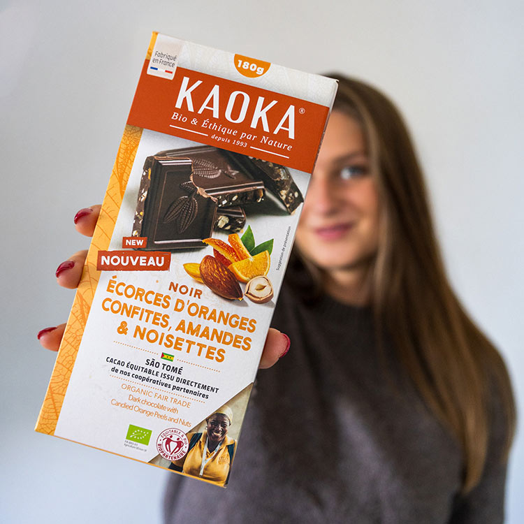 Une tablette de chocolat noir gourmande, aux écorces d'orange, éclats d'amandes et de noisettes bio et équitable de la marque Kaoka