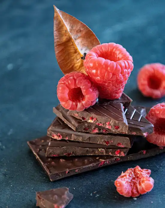 Pile de carrés de chocolat noir à la framboise de la marque Kaoka