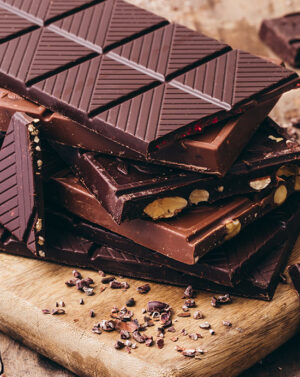 Pile de tablettes de chocolat bio et équitables de la marque Kaoka