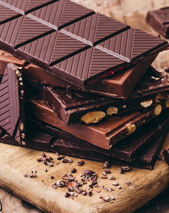 Pile de tablettes de chocolat bio et équitables de la marque Kaoka