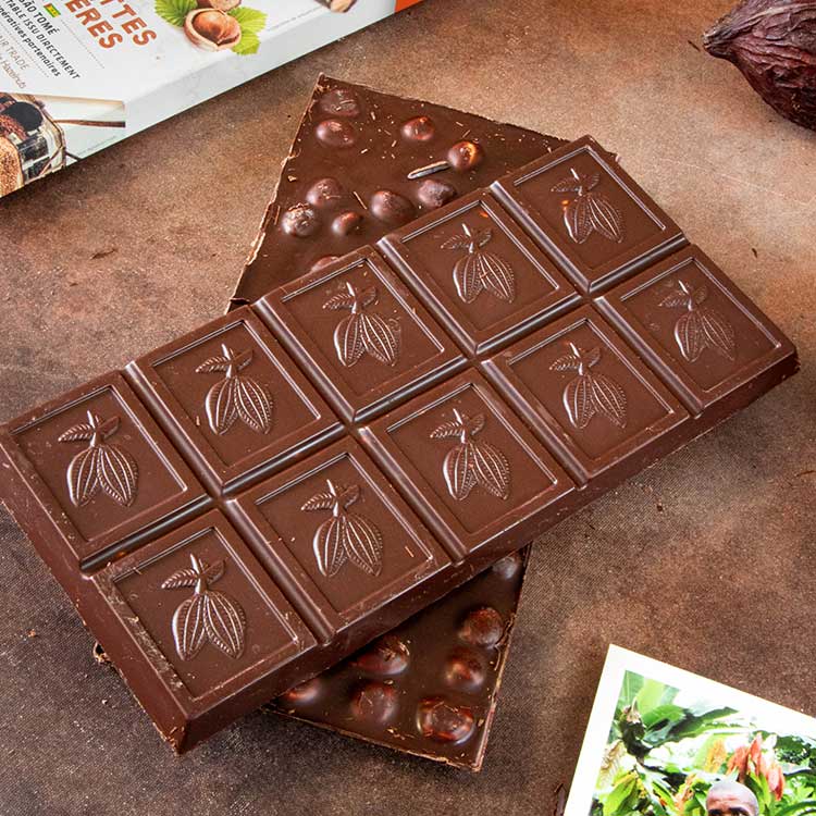 Une épaisse tablette de chocolat noir aux noisettes entières bio et équitable de la marque Kaoka