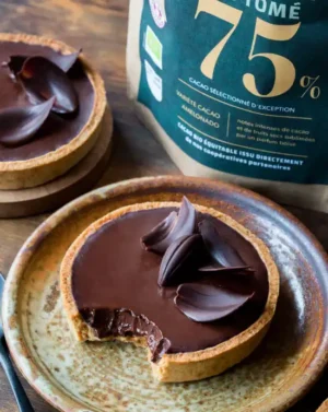 Photo de dessus d'une tarte au chocolat noir réalisée avec le chocolat de couverture 75% Sao Tomé de la marque Kaoka