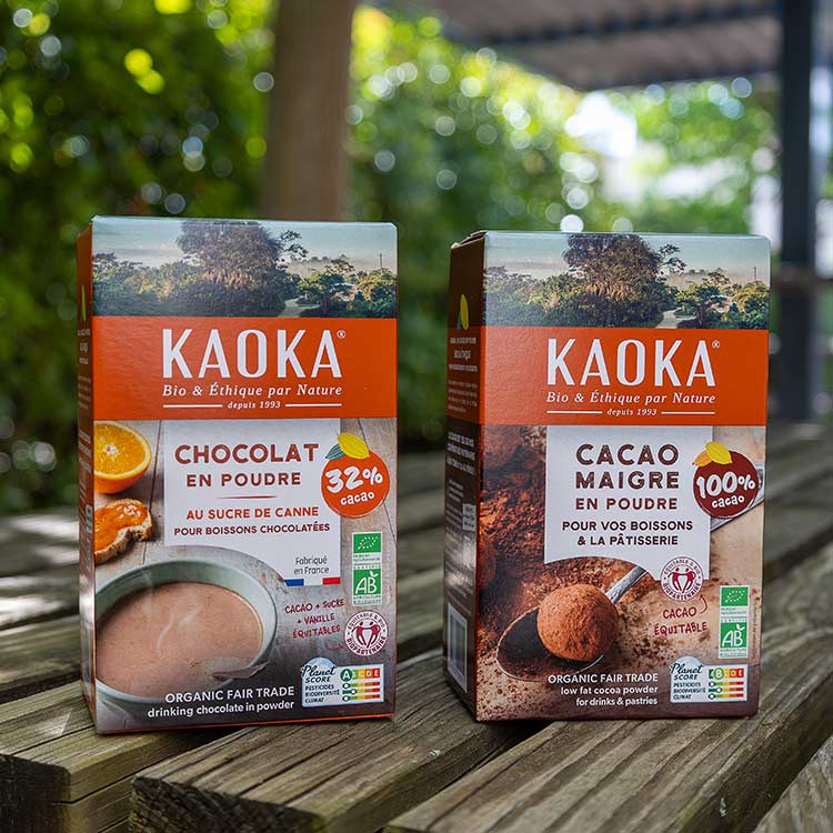 Boîtes de cacao maigre et de chocolat en poudre sucré bio et équitable de la marque Kaoka