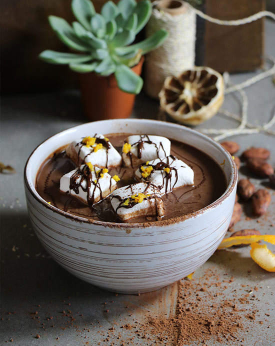 Un bol de chocolat chaud à l'orange réalisé avec le chocolat en poudre bio équitable de la marque Kaoka
