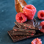 Carrés de chocolat noir à la framboise empilés