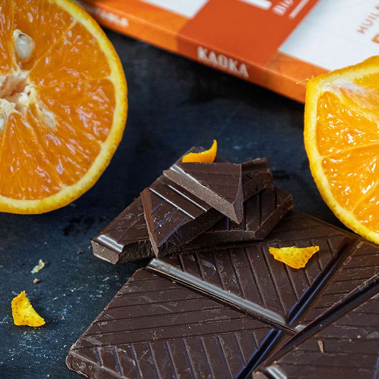Pile de carreaux de chocolat noir à l'huile essentielle d'orange de la marque Kaoka