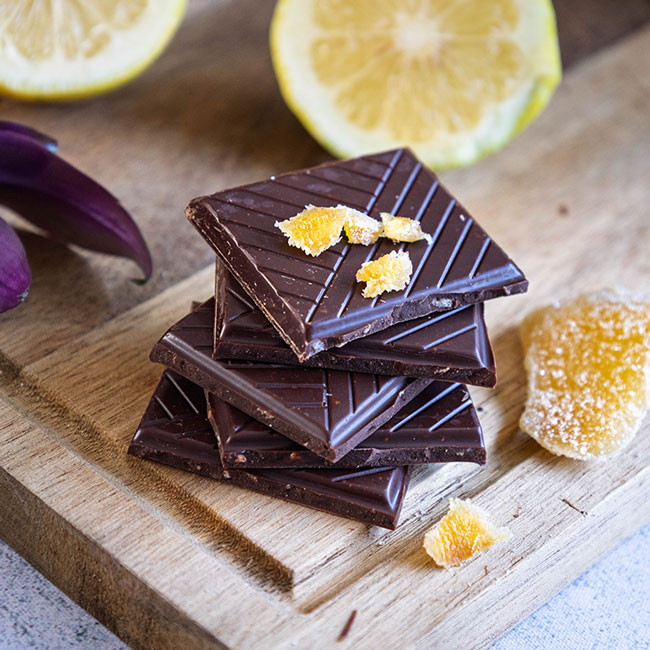 Pile de carreaux de chocolat noir à l'huile essentielle de citron et au gingembre confit