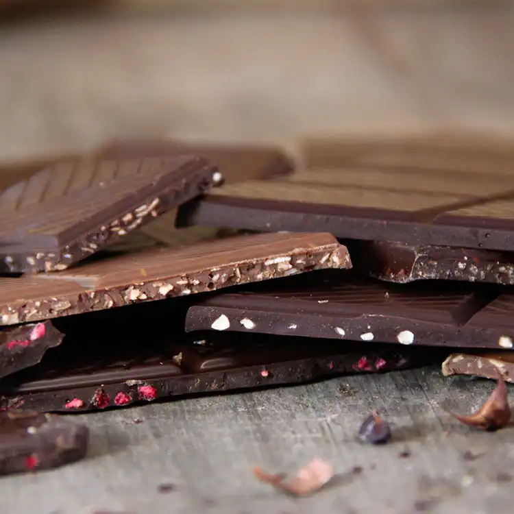 Plusieurs tablettes de chocolat Kaoka empilées