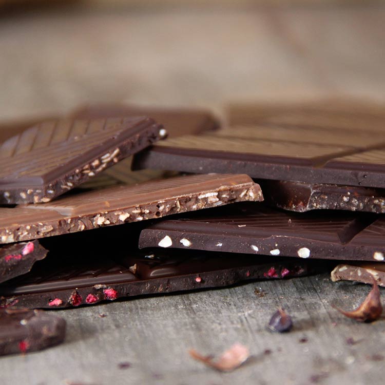 Plusieurs tablettes de chocolat Kaoka empilées