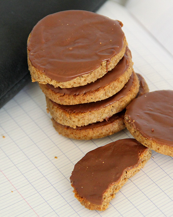 Recette de biscuits complets nappés de chocolat au lait
