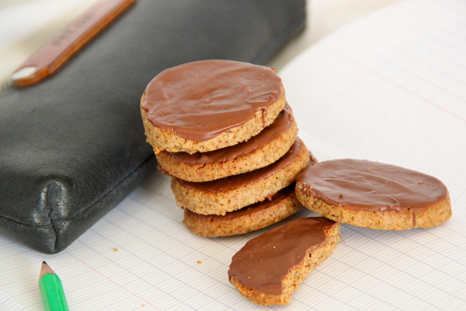 Recette de biscuits complets nappés de chocolat au lait