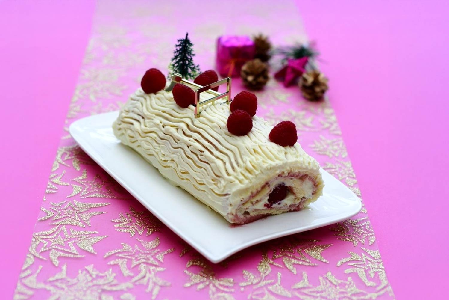 Recette de bûche au chocolat blanc et aux framboises